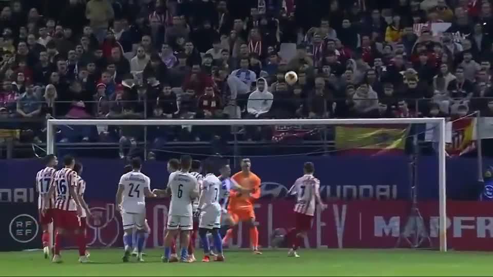 阿尔巴达成迈阿密百场里程碑，获赠纪念球衣+全队合影庆祝