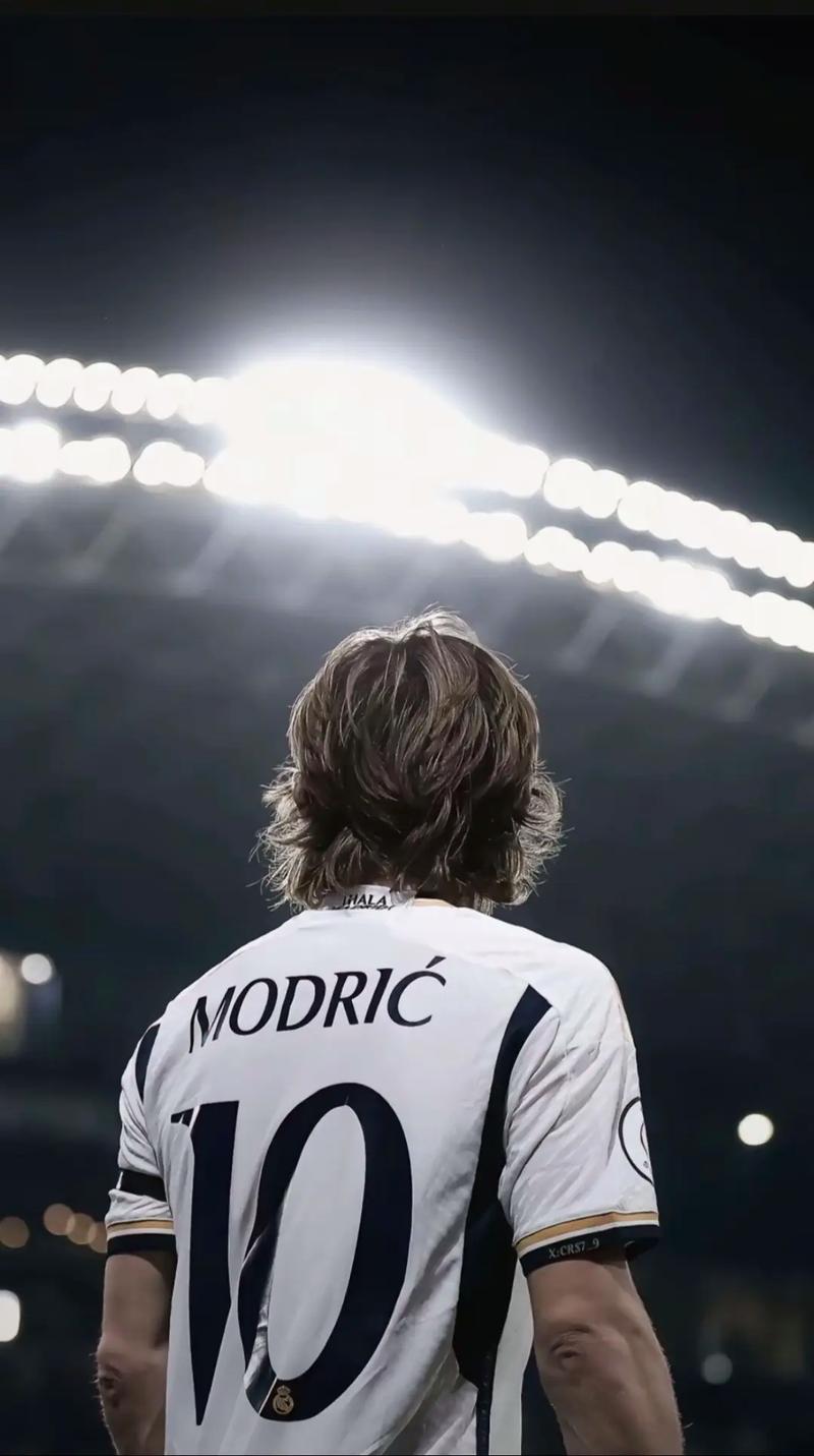 梅西捧起美职联冠军奖杯时，站在一旁的穆勒露出了最真挚的笑容