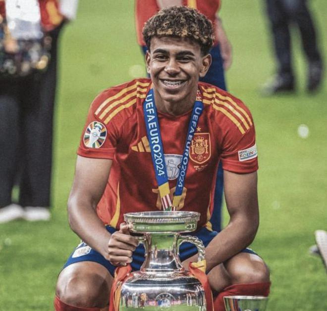 致敬CP3！快船主场球迷之墙摆满了保罗“空接之城”时期的球衣